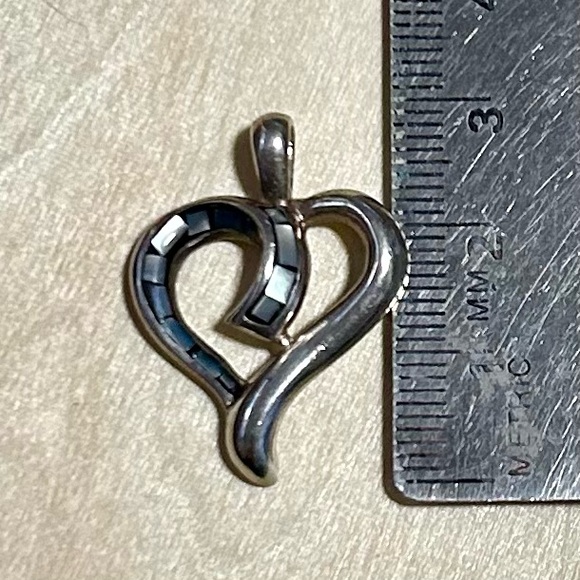 Sterling silver heart pendant inlaid with abalone chips - stamped 925 - Picture 3 of 3